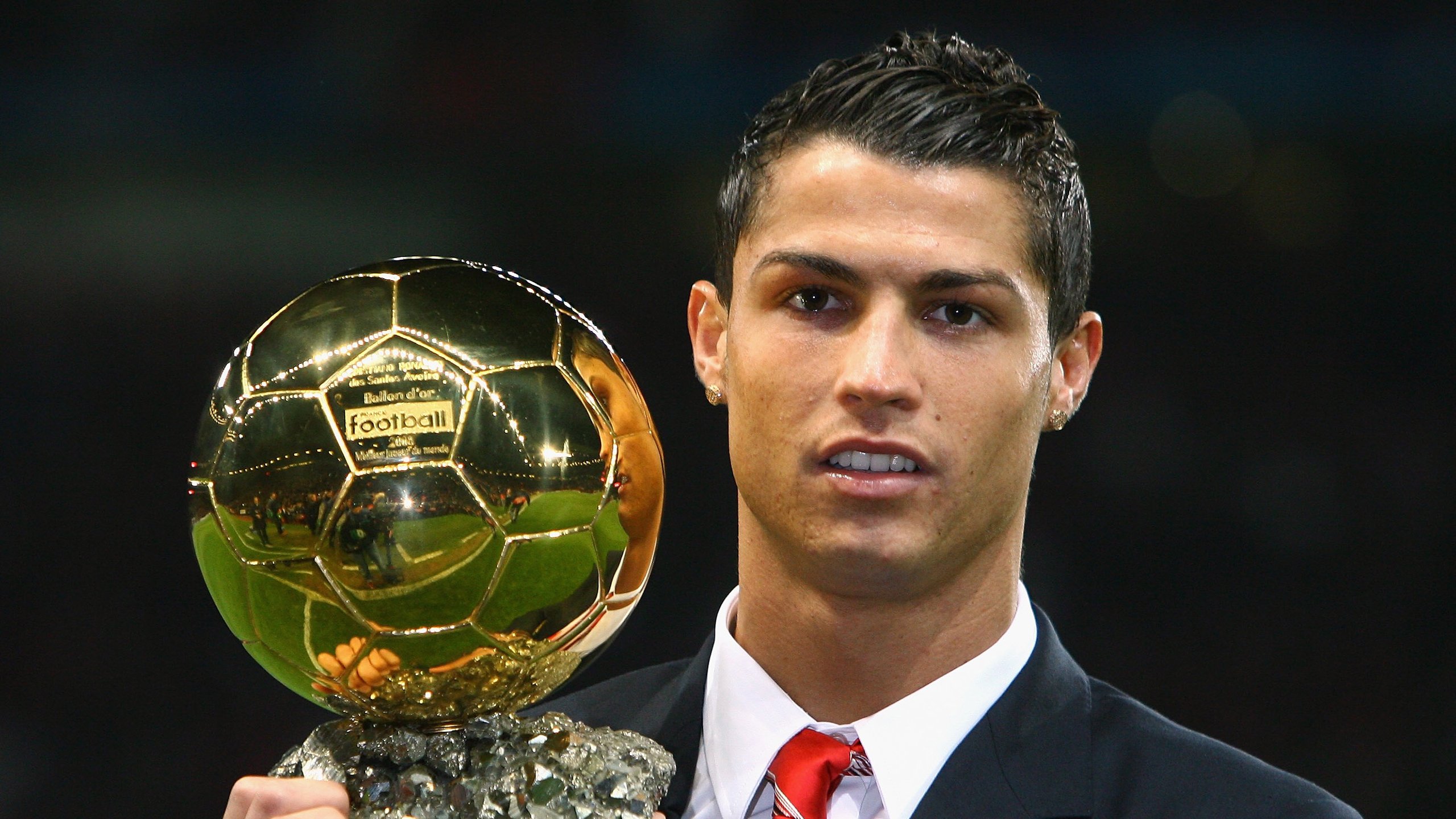 足球巨星因伤将缺席接下来的几场比赛,足球球员受伤比赛暂停吗